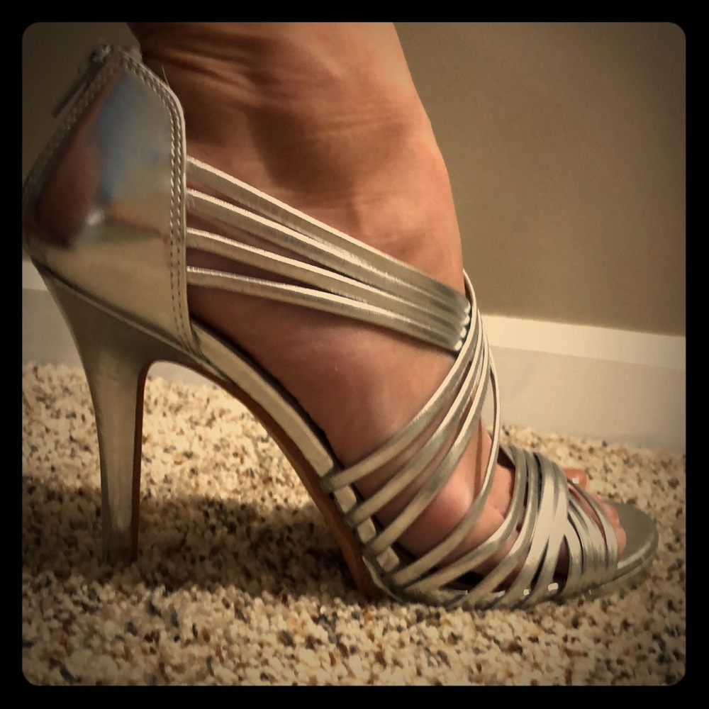 NWOT CHINESE LAUNDRY SILVER STRAPY HEELS